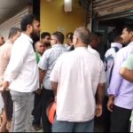 ଖାଦ୍ୟ ପାଇଁ ଗାଁ ମୁହାଁ ଭାଲୁ ପଲ