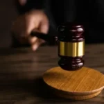 ମଦ ଦୋକାନ ଆଗରେ ଧାରଣାରେ ବସିଥିବା ବେଳେ ମହିଳାଙ୍କୁ ମାଡ଼